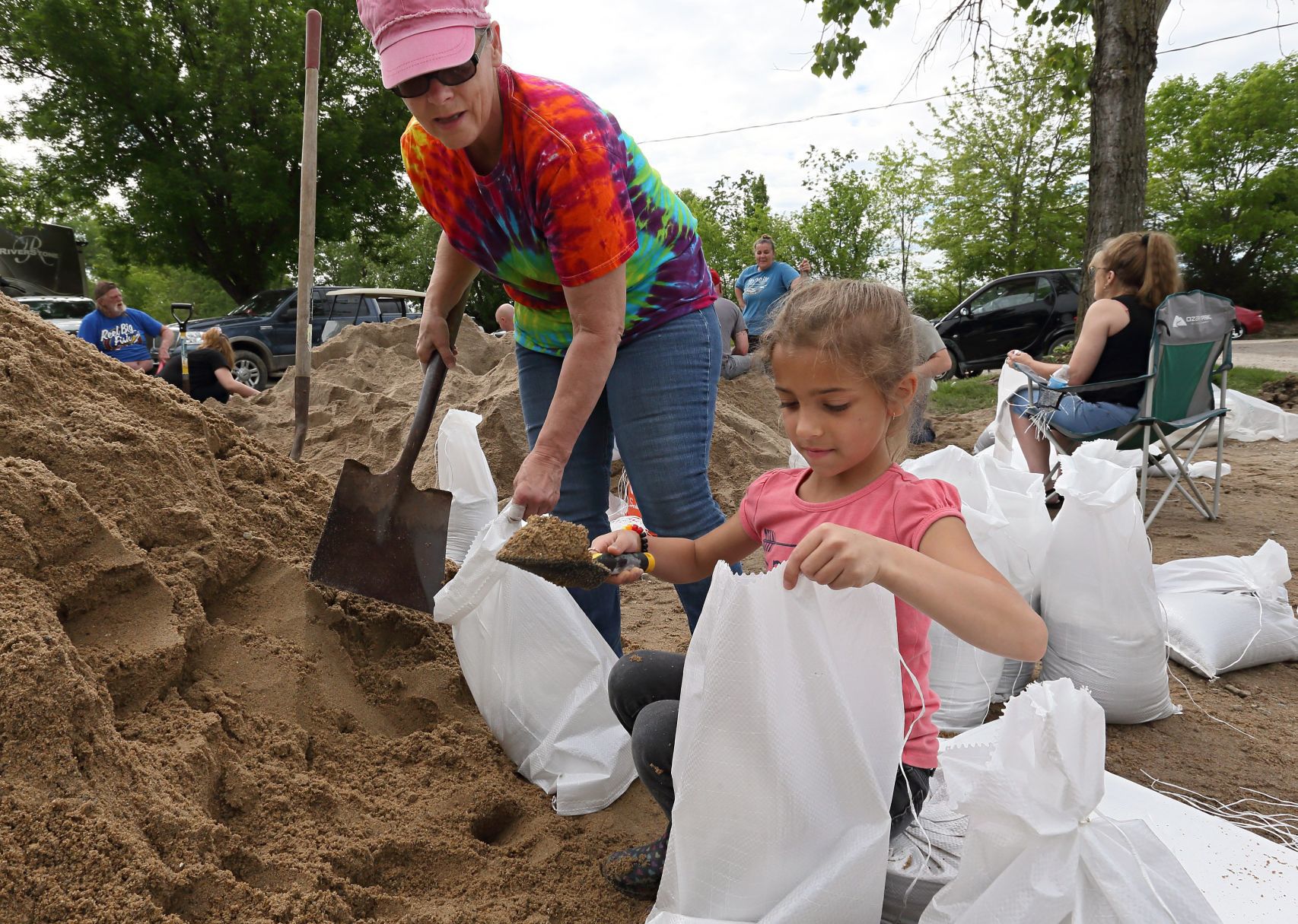 Sandbagging leaking levee in O'Fallon